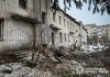 РФ обстріляла 26 міст на Сумщині: серед поранених діти Наслідки обстрілу житлового будинку на Сумщині, розбите вікно та уламки.