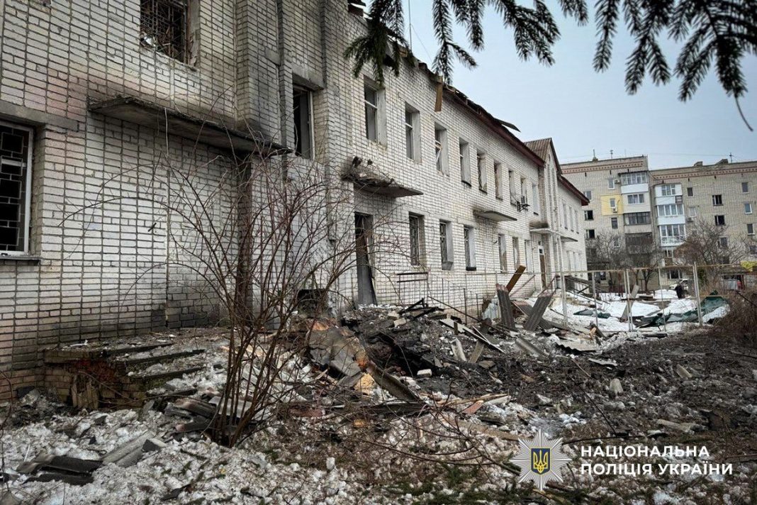 Наслідки обстрілу житлового будинку на Сумщині, розбите вікно та уламки.