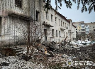 РФ обстріляла 26 міст на Сумщині: серед поранених діти Наслідки обстрілу житлового будинку на Сумщині, розбите вікно та уламки.