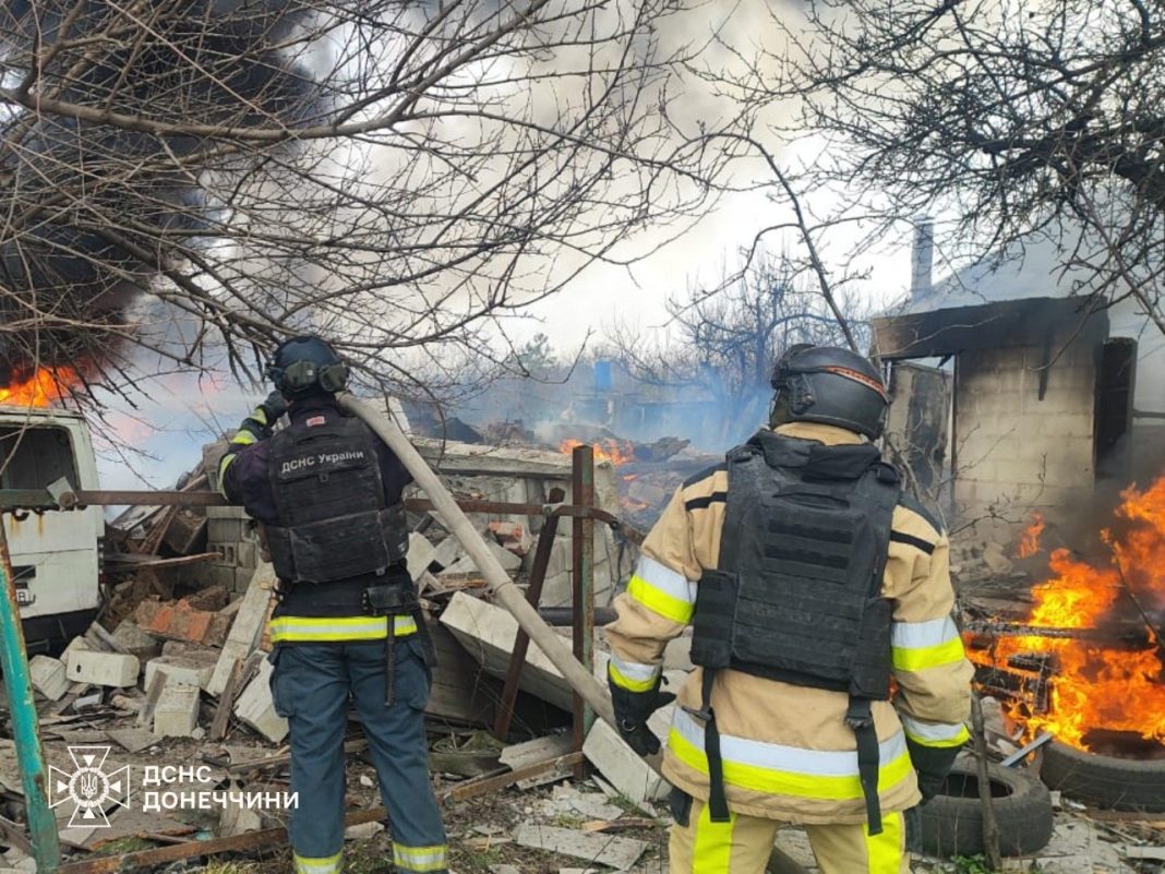 Зруйнований приватний будинок у Дружківці після авіаудару