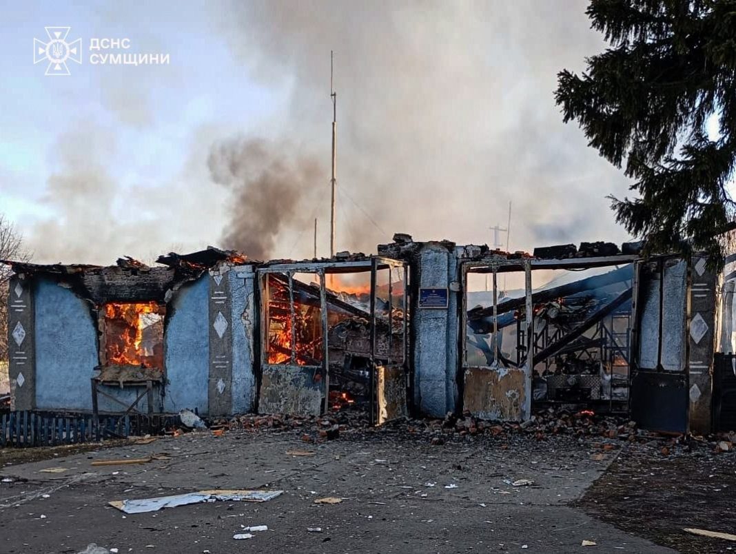 Зруйнована будівля пожежного депо після атаки російських дронів на Сумщині.