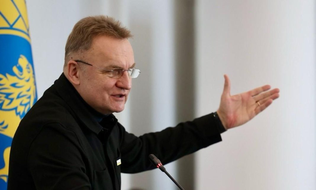 Андрій Садовий під час спілкування з журналістами після атаки на Львів