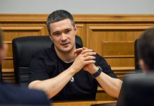 Міністр оборони України Михайло Федоров під час зустрічі з військовими.