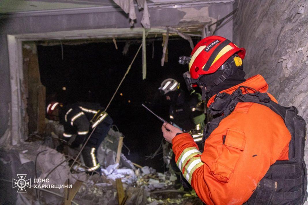 photo_2026-03-27_07-28-21 Рятувальники працюють біля пошкодженої багатоповерхівки у Харкові після удару дрона