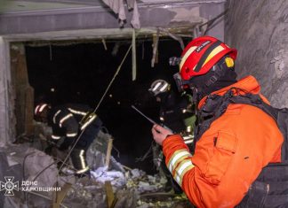 У Харкові БпЛА влучив у багатоповерхівку Рятувальники працюють біля пошкодженої багатоповерхівки у Харкові після удару дрона