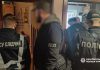 Нацполіція заблокувала 500 схем ухилення від служби Правоохоронці проводять обшук у помешканні підозрюваного