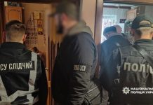Правоохоронці проводять обшук у помешканні підозрюваного