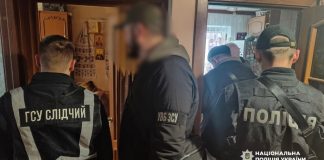 Правоохоронці проводять обшук у помешканні підозрюваного