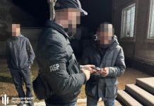На Волині ТЦК жорстко затримали 60-річного чоловіка Працівники ДБР затримують підозрюваного у приміщенні