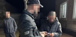 На Волині ТЦК жорстко затримали 60-річного чоловіка Працівники ДБР затримують підозрюваного у приміщенні