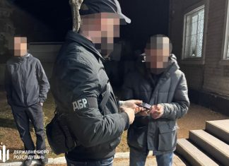 На Волині ТЦК жорстко затримали 60-річного чоловіка Працівники ДБР затримують підозрюваного у приміщенні