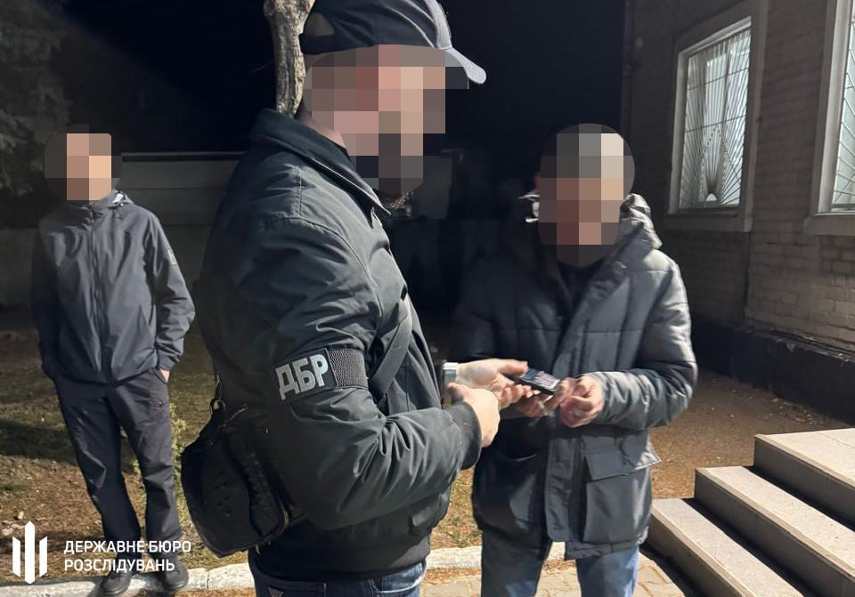 photo_2026-03-27_13-45-17 Працівники ДБР затримують підозрюваного у приміщенні