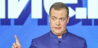 Дмитро Медведєв під час публічного виступу