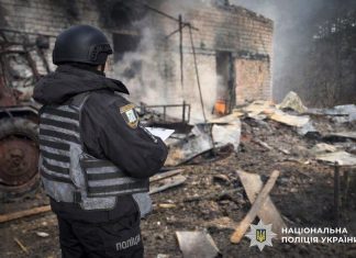 Поліція та рятувальники оглядають зруйнований житловий будинок після обстрілу.