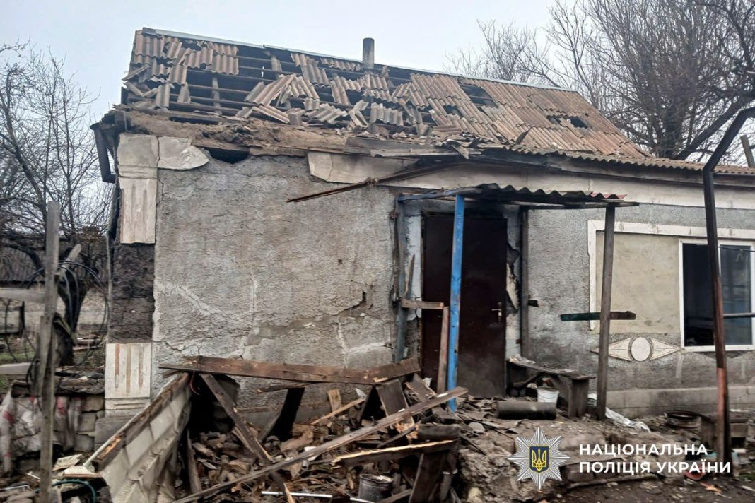 Зруйнований житловий будинок після обстрілу на Донеччині