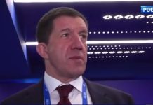 Голова Ростелекому виступає на пресконференції