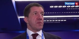 Голова Ростелекому виступає на пресконференції