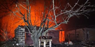 Рятувальники гасять пожежу після обстрілу.