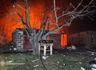 Рятувальники гасять пожежу після обстрілу.