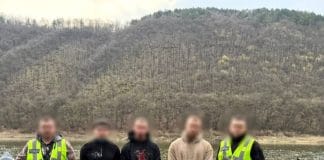Поліцейські під час обшуку нарколабораторії на Івано-Франківщині