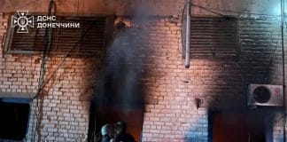 Пожежники гасять полум'я на території підприємства після обстрілу