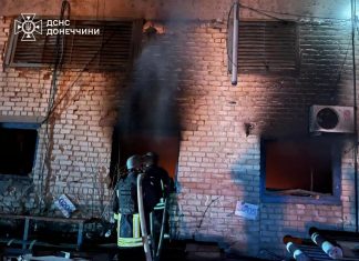 Пожежники гасять полум'я на території підприємства після обстрілу