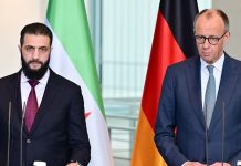 Мерц планує повернути 80% сирійців додому Фрідріх Мерц виступає перед пресою на тлі німецького прапора