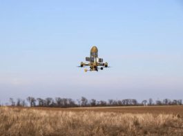 дрон у повітрі під час тестування.