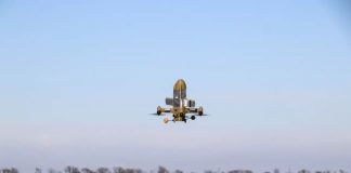 Україна створює рої дронів-перехоплювачів дрон у повітрі під час тестування.