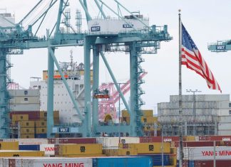 Імпортні вантажі біля митного контролю США