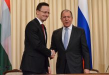 МЗС Угорщини передає Лаврову закриту інформацію ЄС Петер Сійярто та Сергій Лавров під час офіційної зустрічі