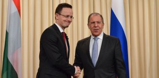 МЗС Угорщини передає Лаврову закриту інформацію ЄС Петер Сійярто та Сергій Лавров під час офіційної зустрічі