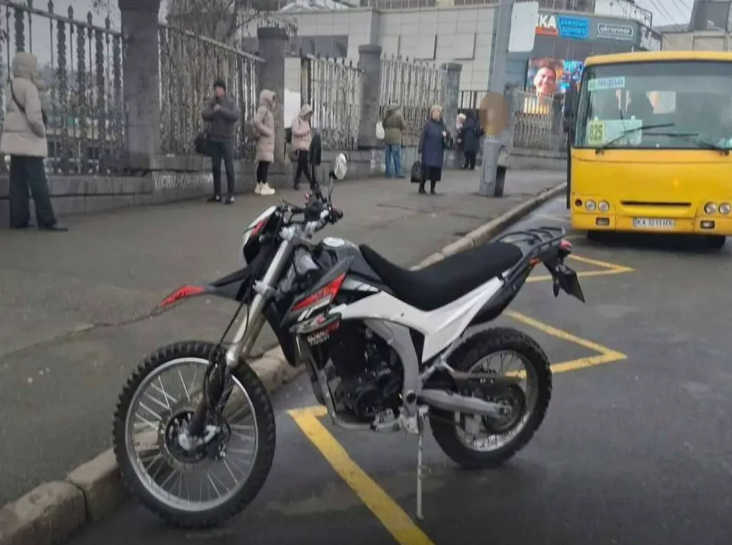 Motorcycle with straight-through muffler