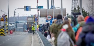 Люди на кордоні з РФ