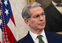 Міністр фінансів США Скотт Бессент під час пресконференції