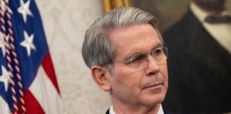 Міністр фінансів США Скотт Бессент під час пресконференції