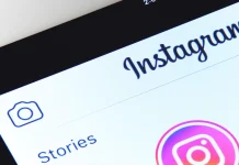 Instagram тестує платну підписку з анонімними Stories Іконка додатку Instagram на екрані