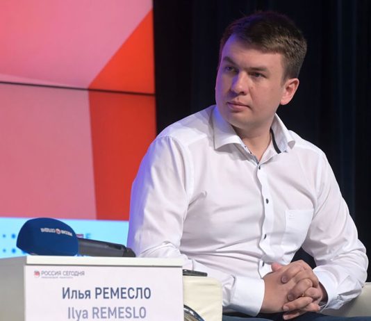 Ілля Рємєсло виступає на пресконференції у Москві