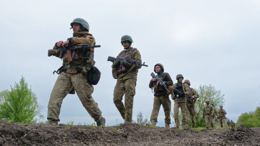 Ukrainian soldiers at their positions during the fighting
