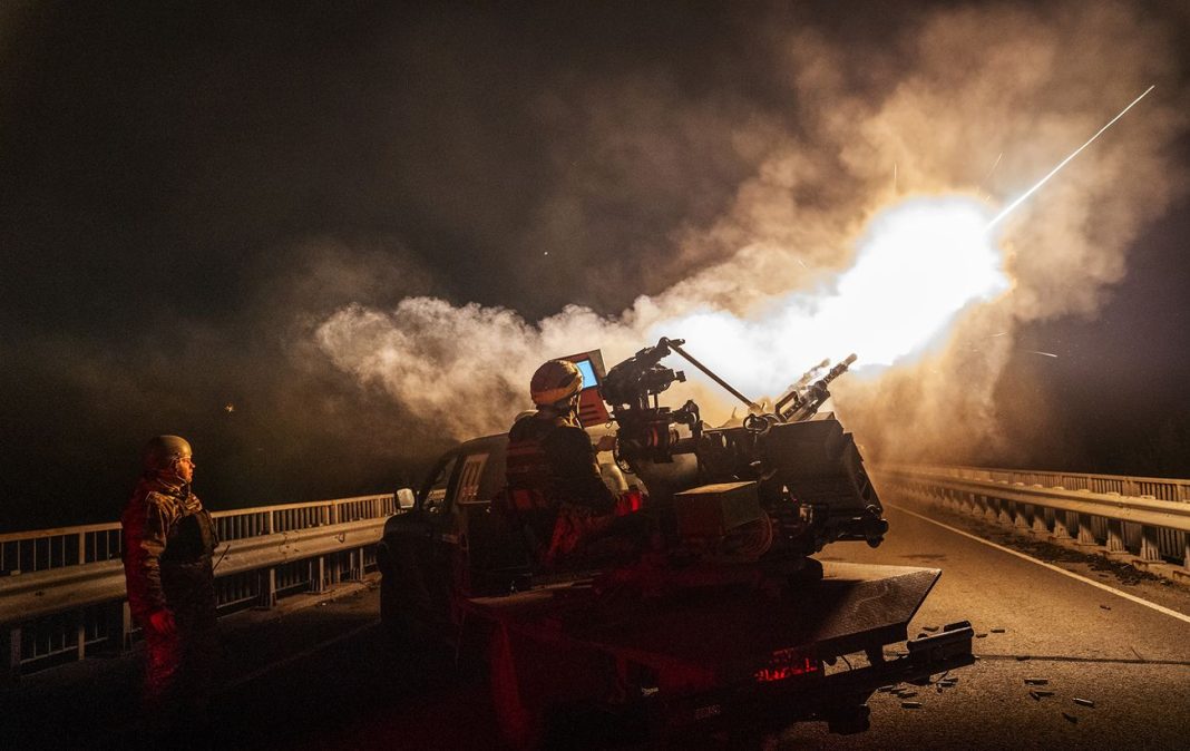 Українські військові на фоні системи ППО під час нічної атаки