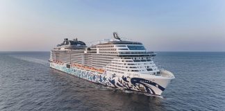 круїзний лайнер у порту на тлі напруженої ситуації.