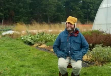 Зак Галіфіанакіс у студії з кімнатними рослинами під час зйомок шоу.