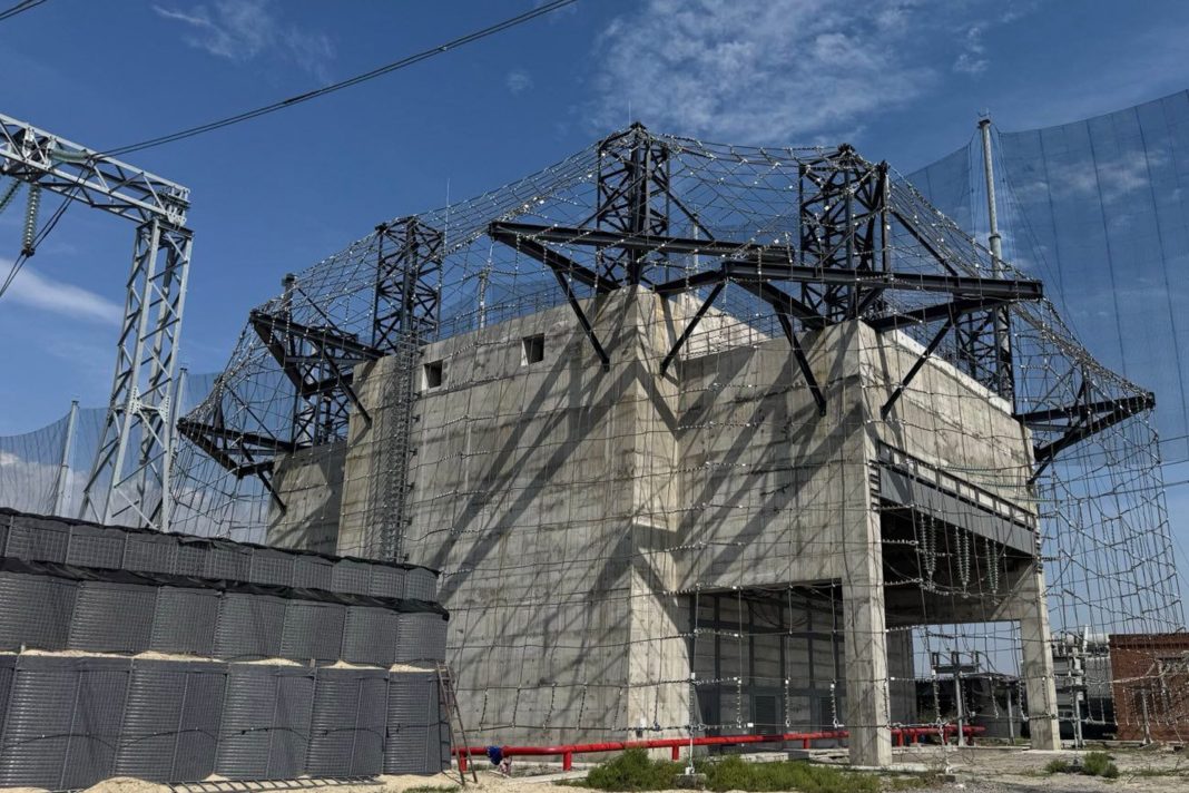 Енергетична інфраструктура з високовольтними лініями.