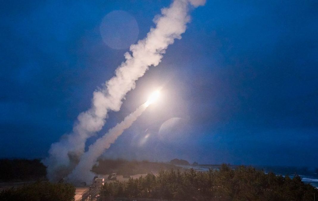 _zapusk_gettyimages_1401265969_3_1200x675_4da83b3182213dbd7be25c5f12031f85_1300x820 launching ballistic missiles in the night sky
