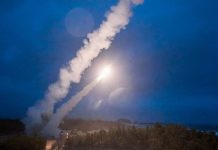 запуск балістичних ракет у нічному небі