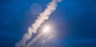 запуск балістичних ракет у нічному небі