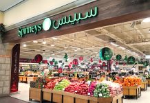 Супермаркет у Дубаї з полицями свіжих продуктів