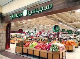 Супермаркет у Дубаї з полицями свіжих продуктів