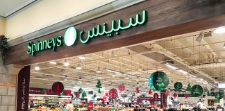 Супермаркет у Дубаї з полицями свіжих продуктів