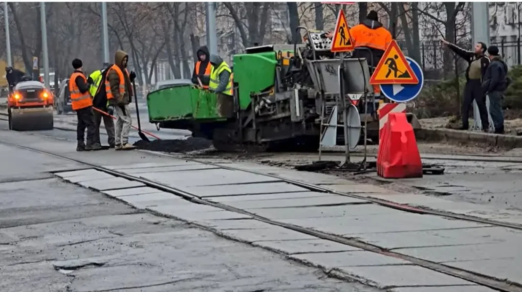 Ремонтні роботи на мосту в Києві з будівельною технікою